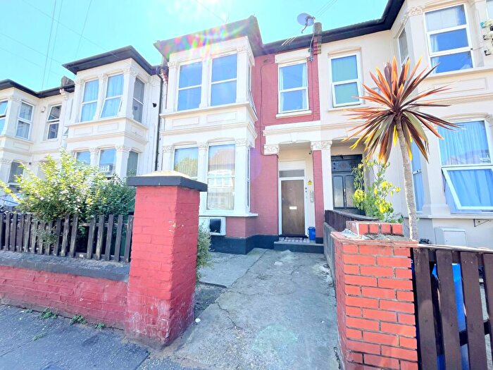 1 Bedroom Flat To Rent In York Road, Southend-on-sea, SS1