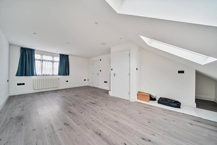 2 Bedroom Flat To Rent In Hunters Grove, Harrow, HA3