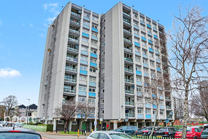 2 Bedroom Flat For Sale In Navestock Crescent, Woodford Green, IG8