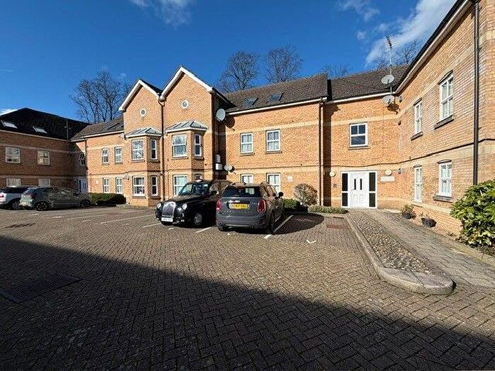2 Bedroom Flat For Sale In Catterick Close, London, N11