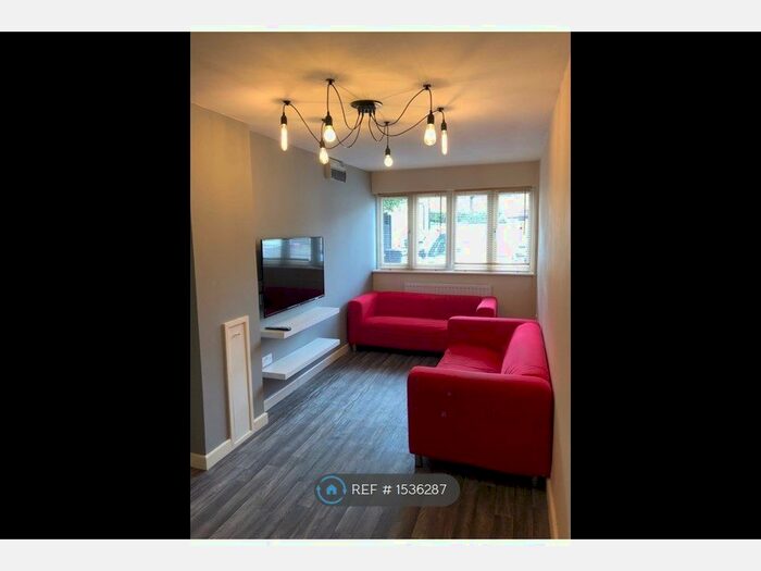 4 Bedroom Semi-Detached House To Rent In Radcliffe Mount, Nottingham, NG2