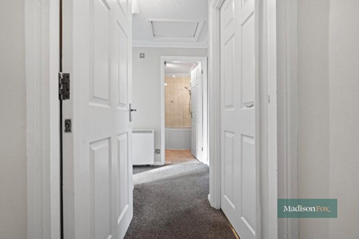 2 Bedroom Apartment For Sale In Westfield Park Drive, Woodford Green, IG8