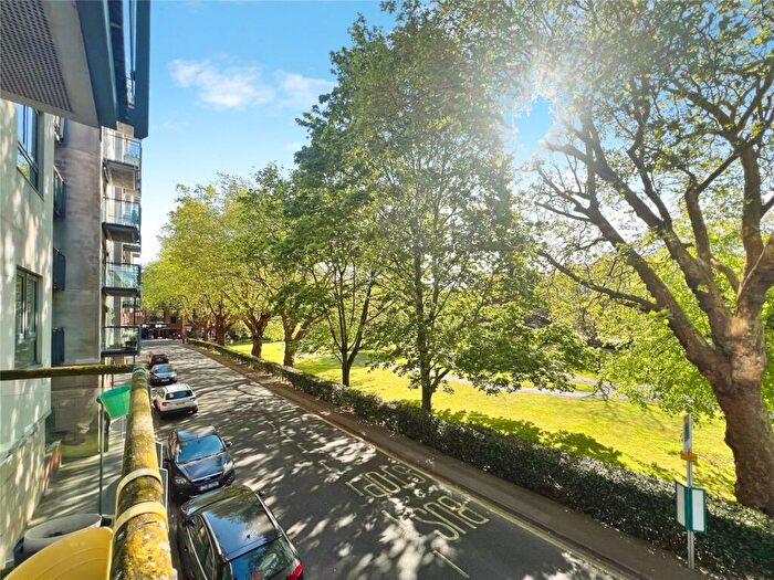 2 Bedroom Apartment For Sale In Orchard Place, Southampton, Hampshire, SO14