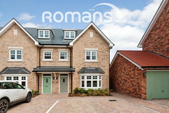 4 Bedroom Semi-Detached House To Rent In Hayne Avenue Fleet, GU51