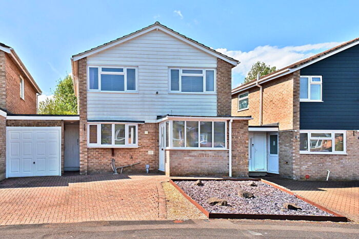4 Bedroom Link Detached House For Sale In Windermere Avenue Basingstoke, RG22