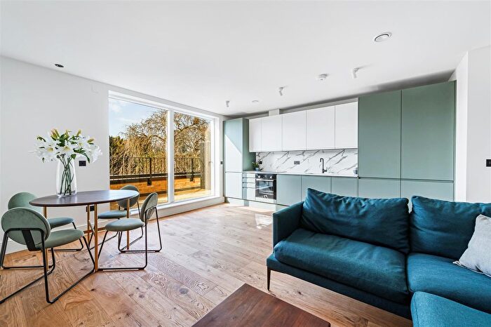 2 Bedroom Flat For Sale In Rosemont Road, London, W3