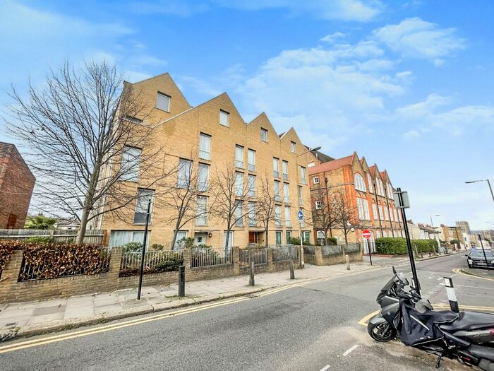 Houses for sale & to rent in SE18 3QT, Barnfield Gardens, Woolwich