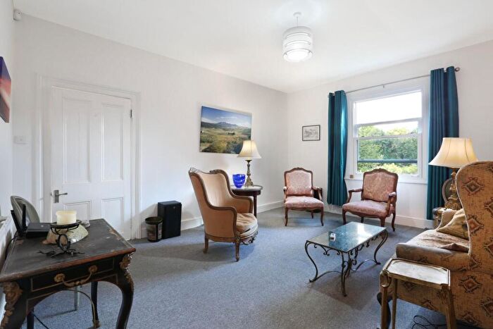 3 Bedroom Flat For Sale In Champion Grove, London, SE5