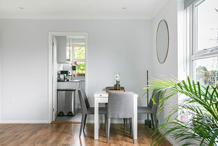 2 Bedroom Flat For Sale In Chertsey Road, Addlestone, Surrey, KT15