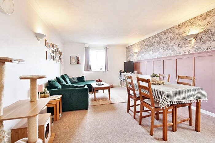 2 Bedroom Flat For Sale In Milestone Court, London Road, TW7