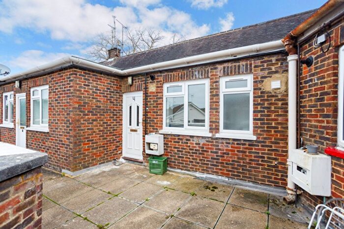 2 Bedroom Flat To Rent In The Parade, Caterways, Horsham, RH12