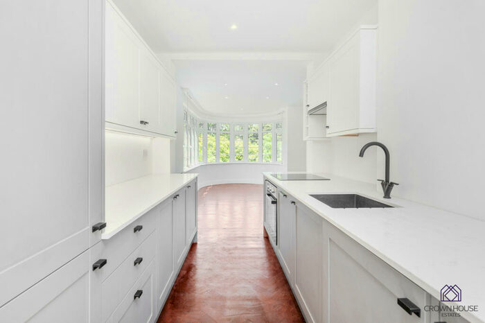 3 Bedroom Flat To Rent In Edgware Court, Edgware, Greater London, HA8