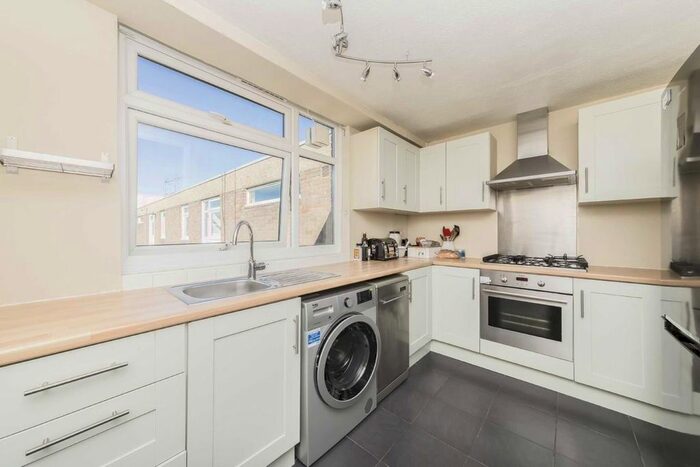 2 Bedroom Flat To Rent In Childebert Road, London, SW17
