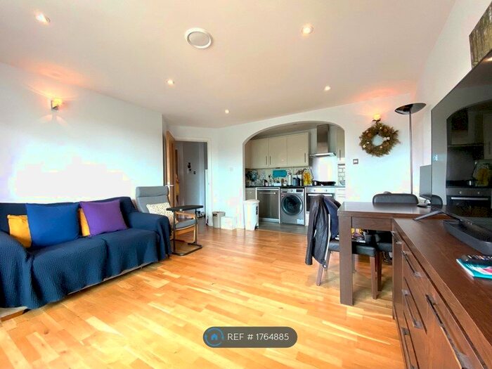 2 Bedroom Flat To Rent In Tower Point, Enfield, EN2