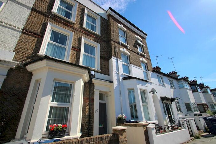 3 Bedroom Flat To Rent In North End Road, Golders Green, London, NW11