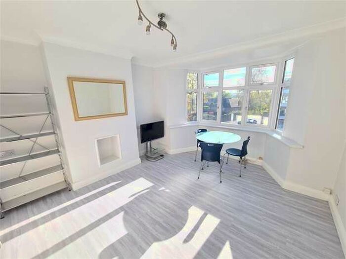 2 Bedroom Flat To Rent In Sherwood Hall, East End Road, N2