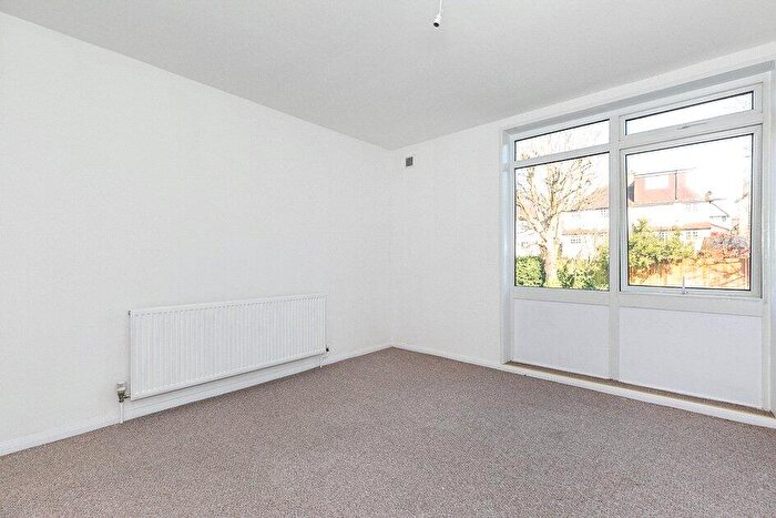 2 Bedroom Apartment For Sale In The Pines, Purley, Surrey, CR8