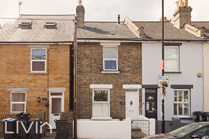 2 Bedroom End Of Terrace House For Sale In Mayo Road, Croydon, Greater London, CR0