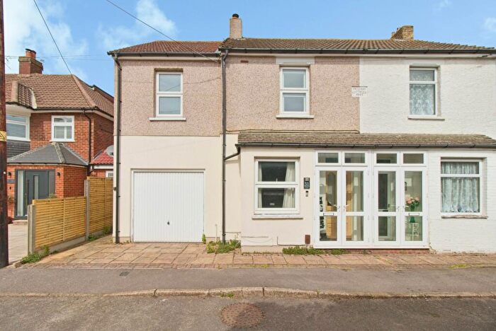 3 Bedroom Semi Detached House For Sale In Tredegar Road, Dartford, DA2