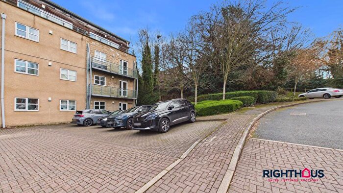 2 Bedroom Flat For Sale In Flat, Brackendale Court, Bradford, BD10