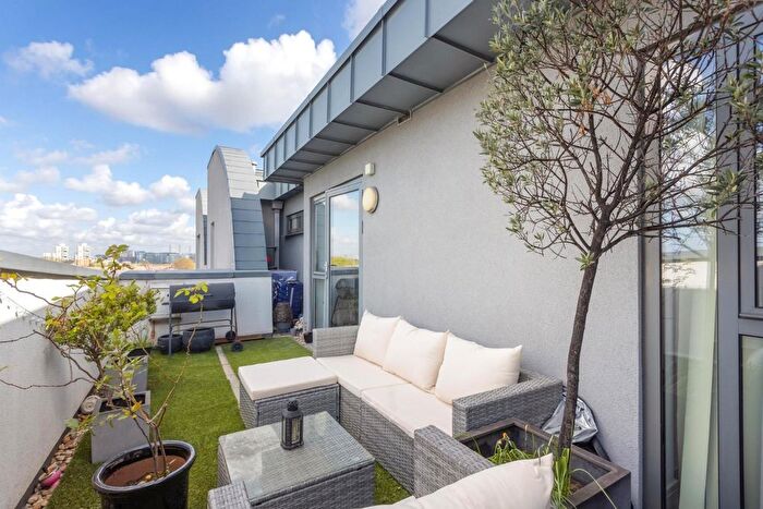 1 Bedroom Flat For Sale In Bicycle Mews, Clapham North, SW4