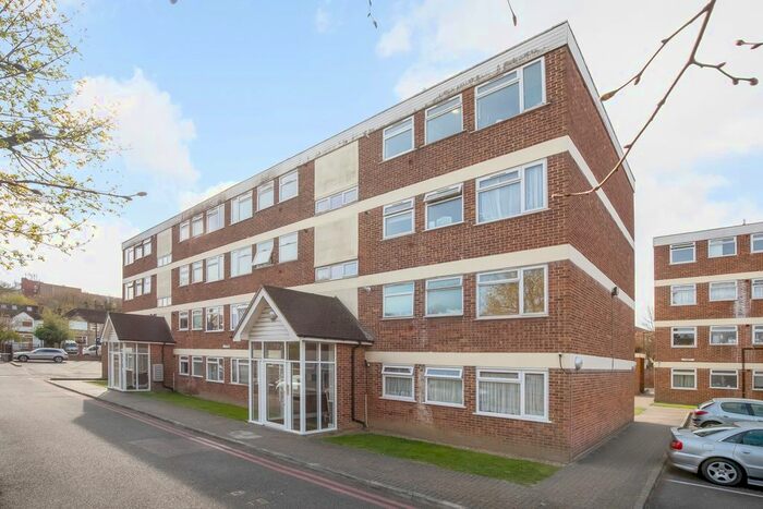 2 Bedroom Flat To Rent In Beechcroft Close, Valley Road, London, SW16