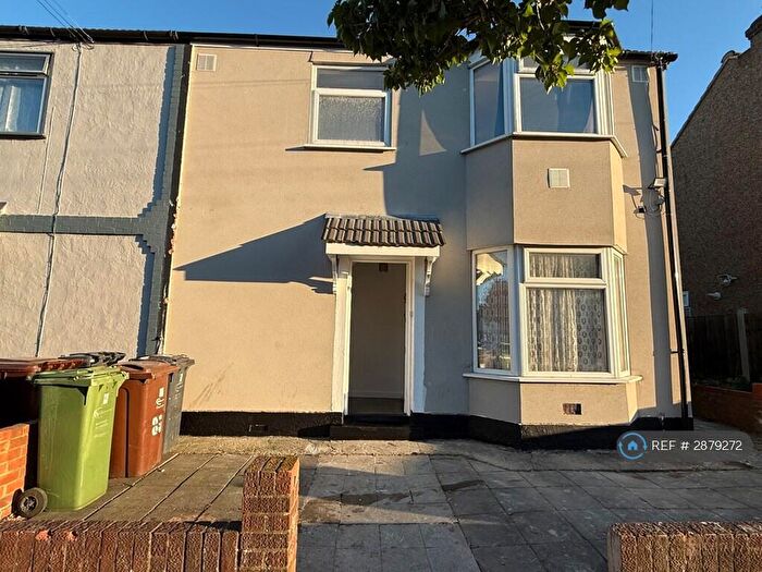 4 Bedroom Semi-Detached House To Rent In Heath Road, Romford, RM6