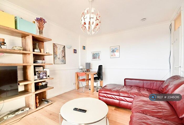 2 Bedroom Flat To Rent In Rozel Court, London, N1