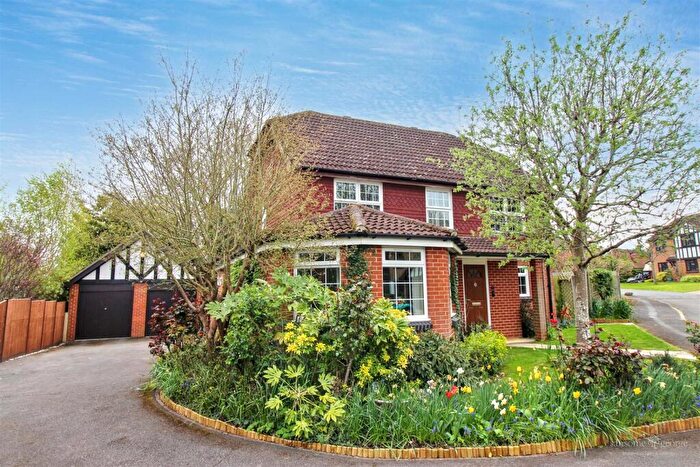 5 Bedroom Detached House For Sale In Duncan Gardens, Purley On Thames, Reading, RG8