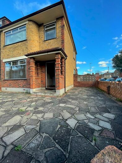 4 Bedroom Semi-Detached House To Rent In Gay Gardens, Dagenham, RM10