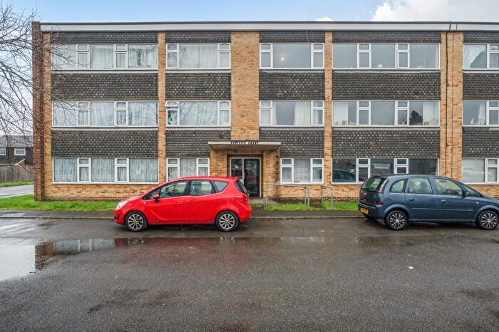 2 Bedroom Flat For Sale In Woodley, Berkshire, RG5