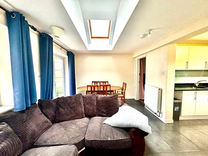 5 Bedroom Semi-Detached House To Rent In Bed Student Home - Tenterden Drive, Canterbury, CT2