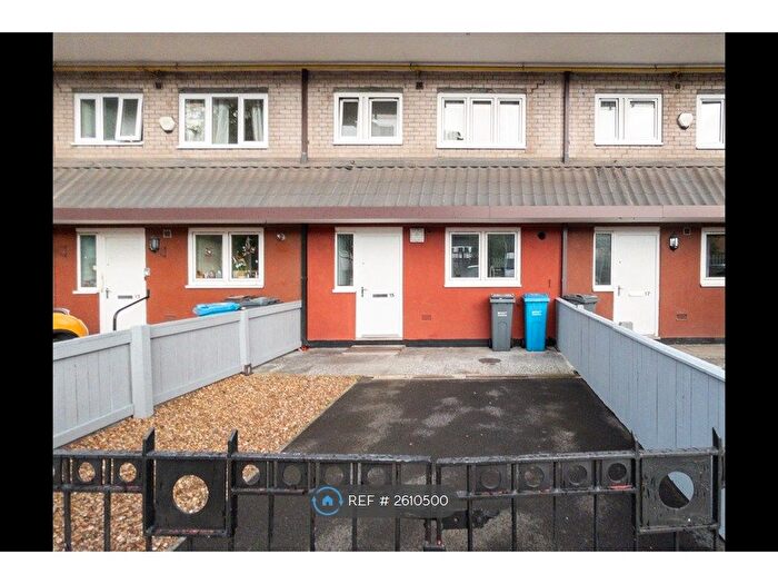 3 Bedroom Maisonette To Rent In Lockton Close, Manchester, M1