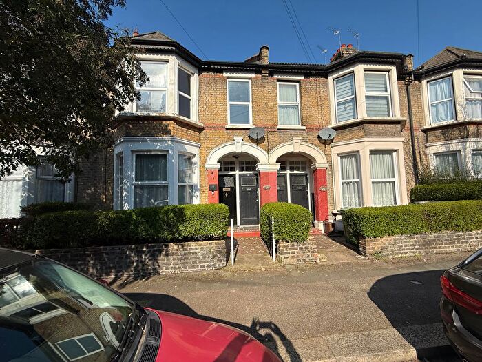 3 Bedroom Flat For Sale In Brunswick Road, Leyton, E10