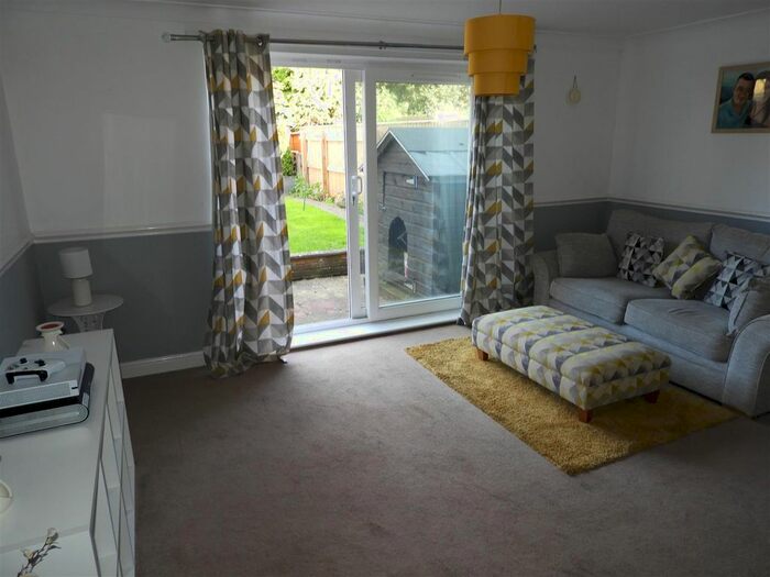 3 Bedroom Semi-Detached House To Rent In Lower Church Road, Skellingthorpe, Lincoln, LN6