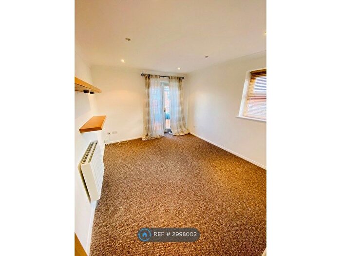1 Bedroom Flat To Rent In Shafter Road, Dagenham, RM10