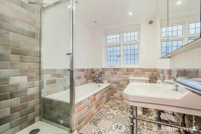 2 Bedroom Flat To Rent In Eagle Court, Wanstead, E11