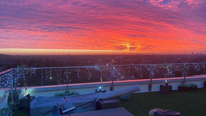 3 Bedroom Penthouse For Sale In Queen Mary Avenue, London, E18