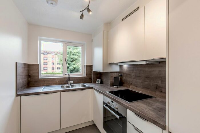 1 Bedroom Flat To Rent In The Limes Avenue, London, N11