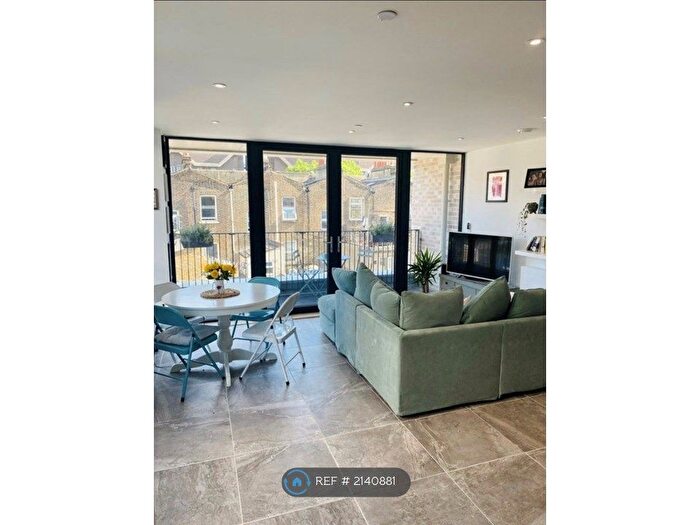 2 Bedroom Flat To Rent In Yorks House, London, SW9