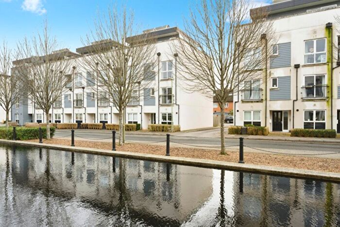 2 Bedroom Maisonette For Sale In Canalside, Redhill, Surrey, RH1
