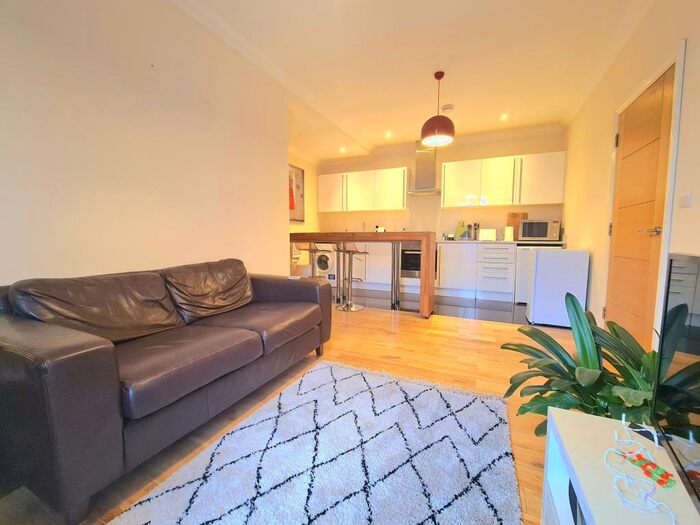 2 Bedroom Flat To Rent In Station Road, West Wickham, BR4