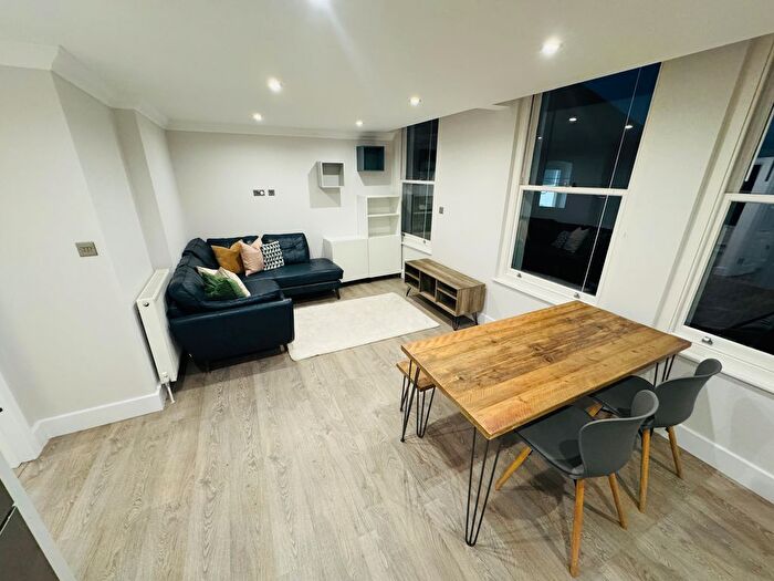 3 Bedroom Flat To Rent In Wavertree Road, London, SW2