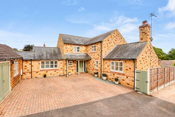 4 Bedroom Detached House For Sale In , The Stables, High Street, Rushton, NN14