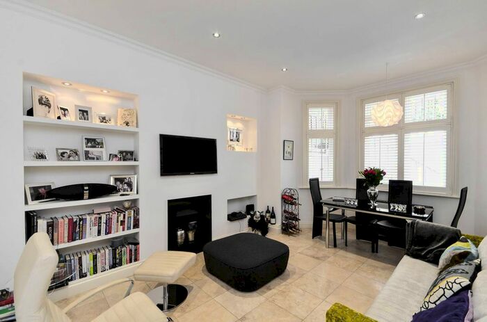 2 Bedroom Flat To Rent In Lennox Gardens, Knightsbridge, London, SW1X