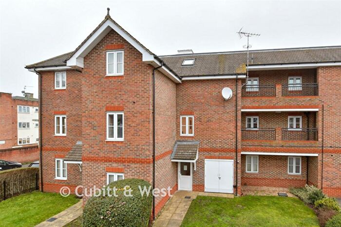1 Bedroom Flat For Sale In Trafalgar Court, Cobham, Surrey, KT11