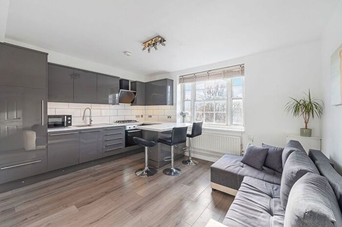 3 Bedroom Flat For Sale In William Bonney Estate, Clapham Common, SW4