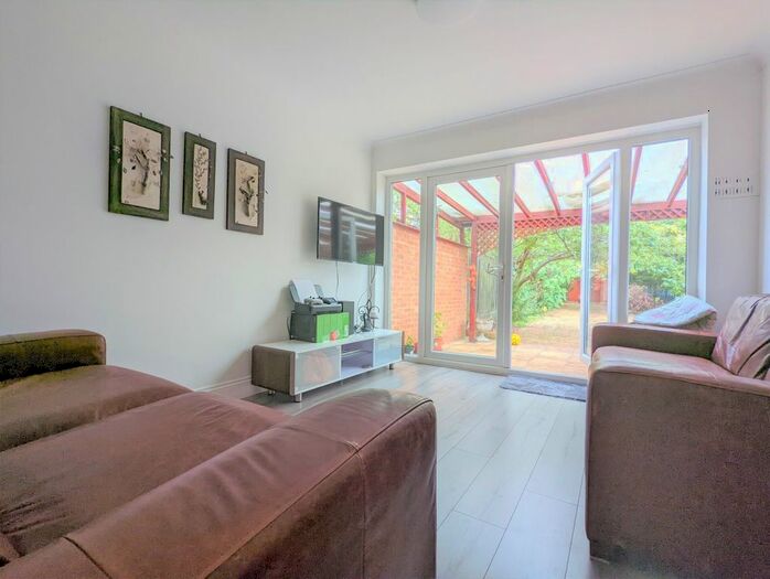 2 Bedroom Flat To Rent In Chase Road, London, N14