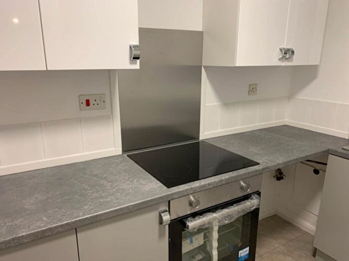 2 Bedroom Flat To Rent In Plowman Close, London, N18