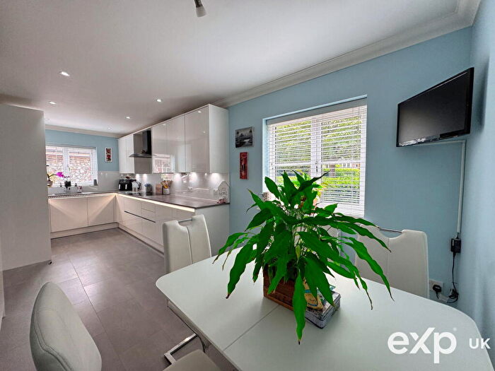 4 Bedroom Semi-Detached House For Sale In Discovery Drive, Kings Hill, West Malling, Kent, ME19